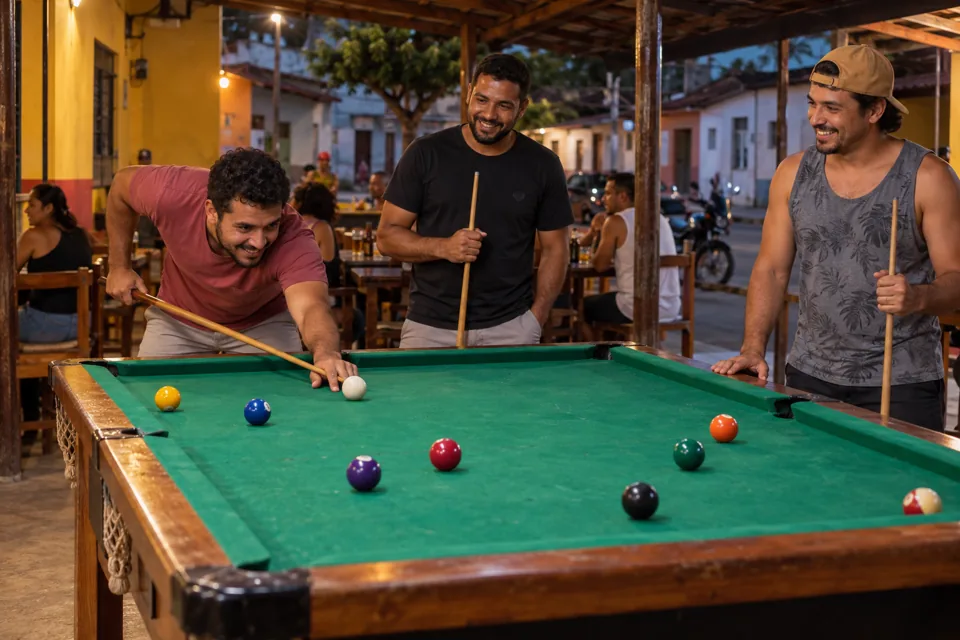 Amigos jogando sinuca em um ambiente de bar